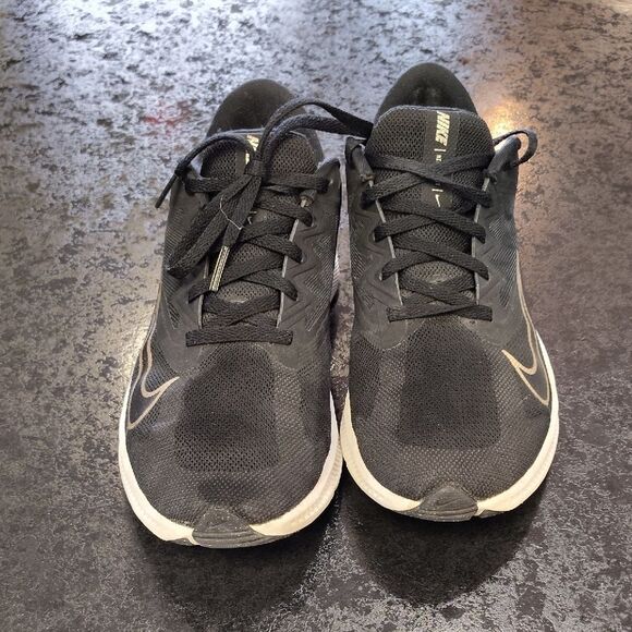 Nike Men's Black and Gold Athletic Shoes - Picture 2 of 5